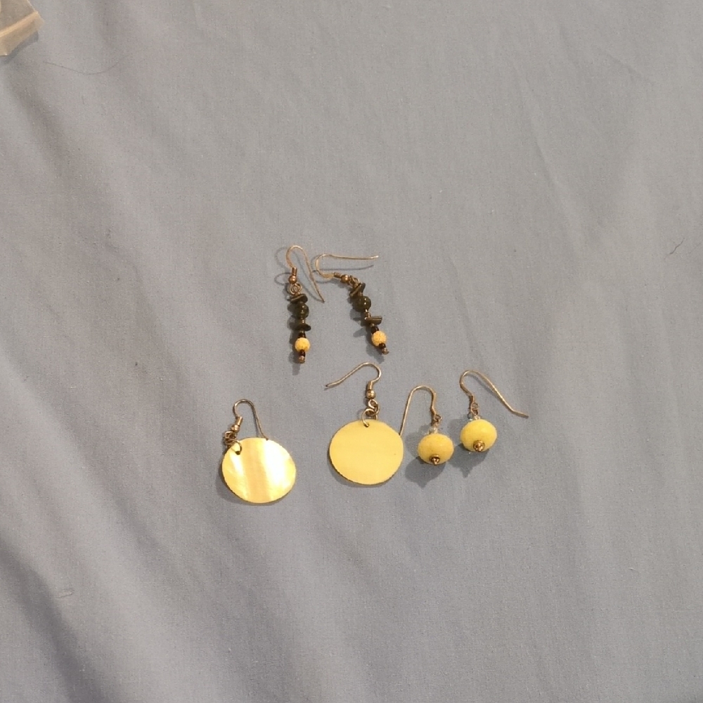 Elegant Gold and Black Earrings Set
